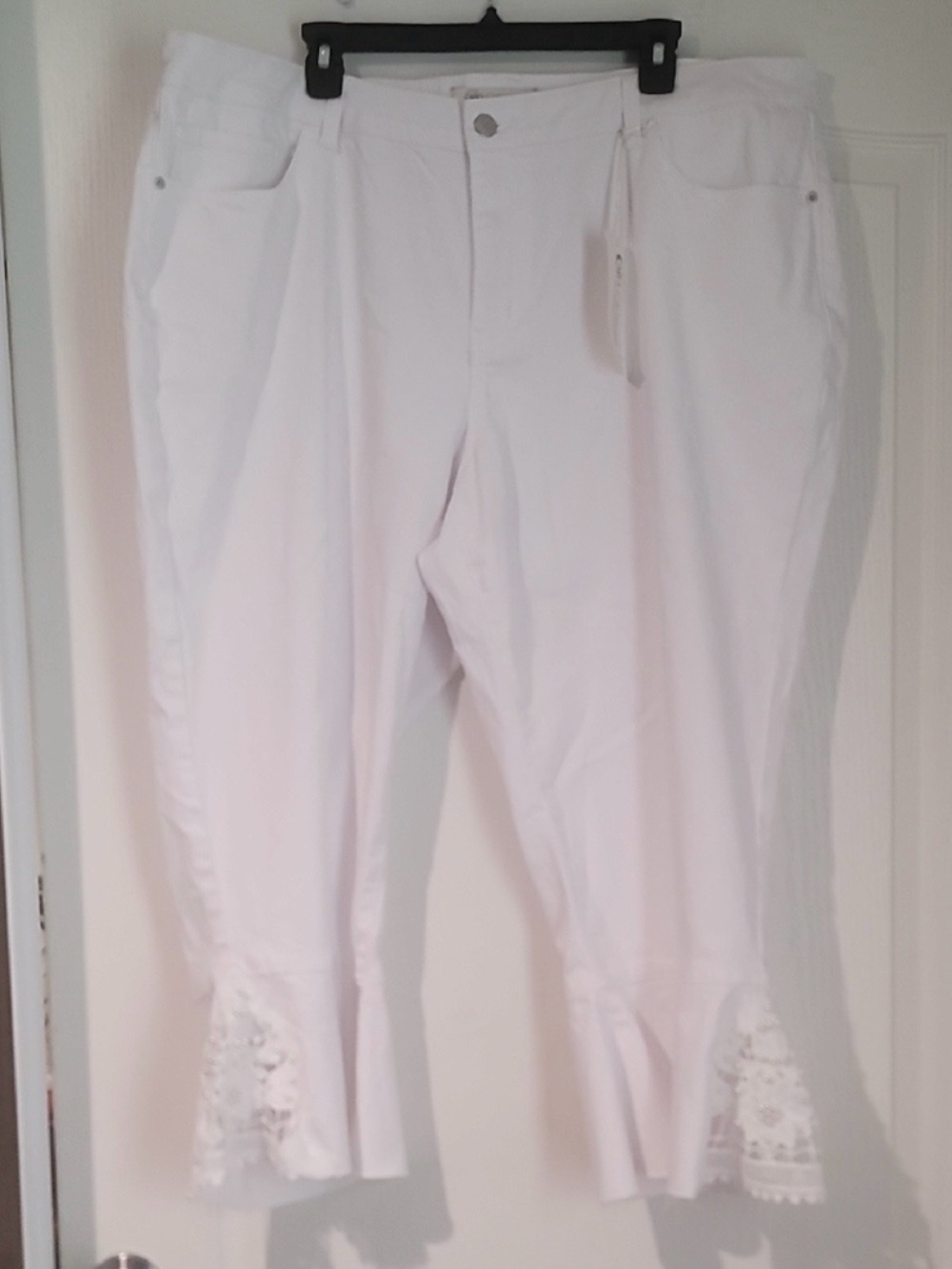 NWT The CATO COLLECTION Limited Edition Women's  White Pearl Accent Capri Sz 22W